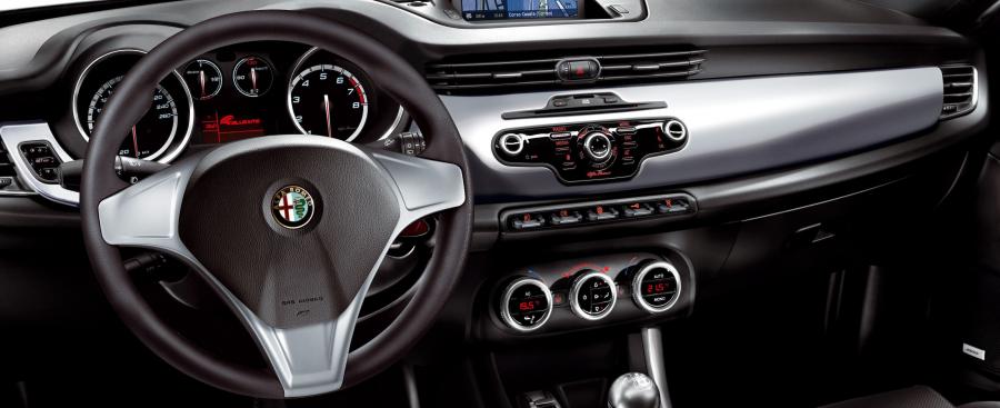 Торпедо Alfa Romeo Giulietta 2010 года  (фото 9 из 61)